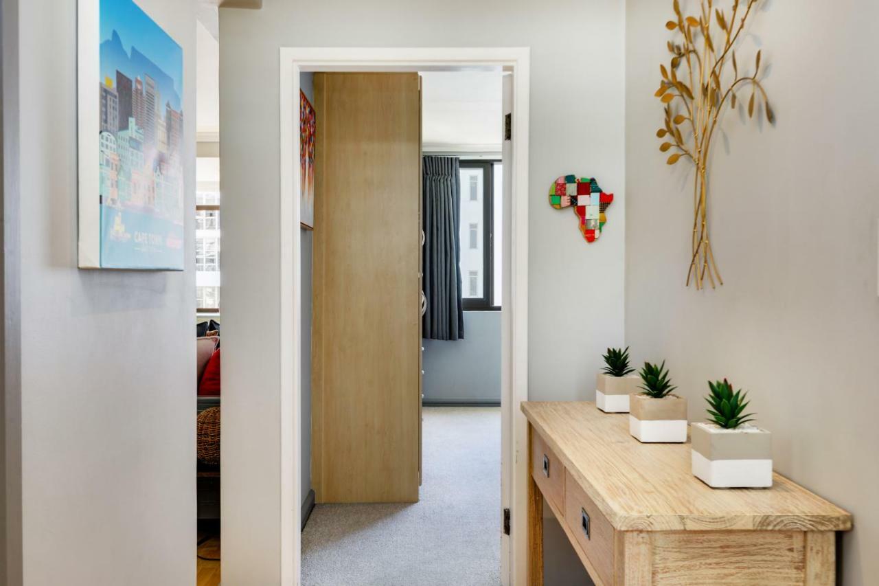 Backup-Powered Bantry Bay View 2 Bed Apartment Кейптаун Екстериор снимка