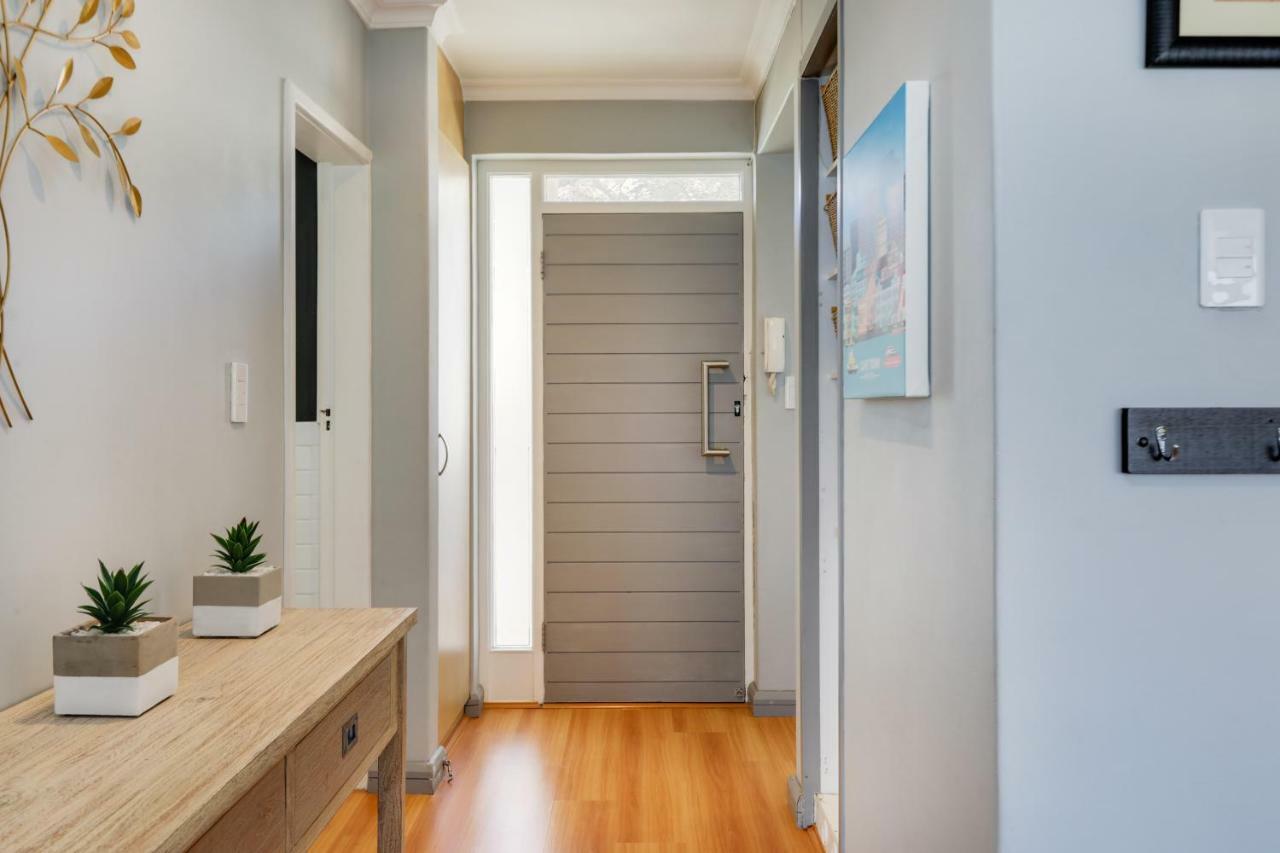 Backup-Powered Bantry Bay View 2 Bed Apartment Кейптаун Екстериор снимка